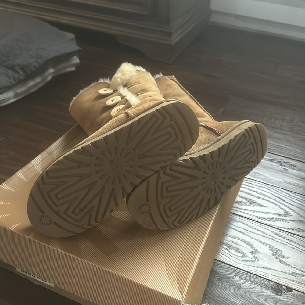 Ugg Bailey Button Triplet, Bomber Boot, Size 8 - image 4